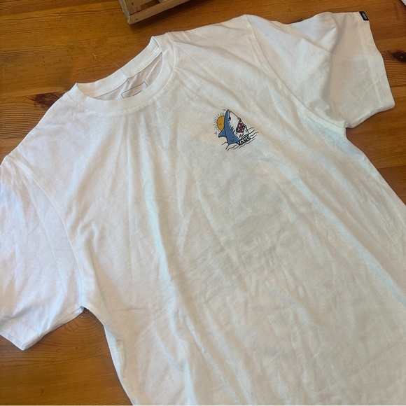 NWOT VANS OFF THE WALL Youth L 12-14
SHARK T-shirt - Picture 5 of 9